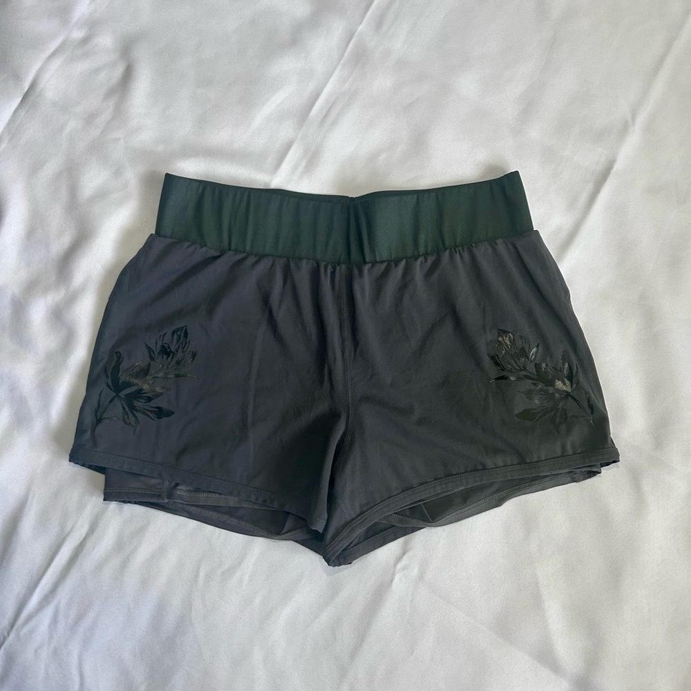 Fabletics Olesia Shine Athletic Yoga Shorts w/ Floral Botanical Detail Sz L